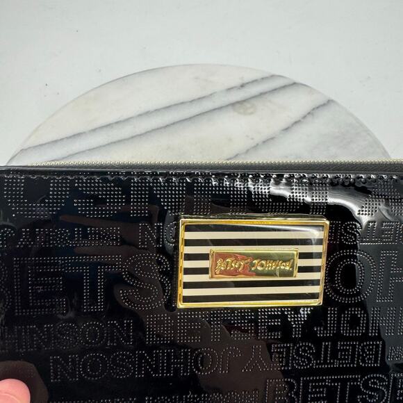 NWOT Betsey Johnson black patent faux leather gold hardware wallet - Picture 4 of 5